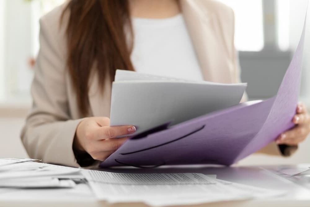 Mujer revisando documentos